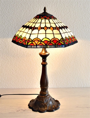 tiffany bordlampe dt168 lys buet sekskantet skærm røde glas gule rude perler h59cm ø40cm - Se Tiffany lamper